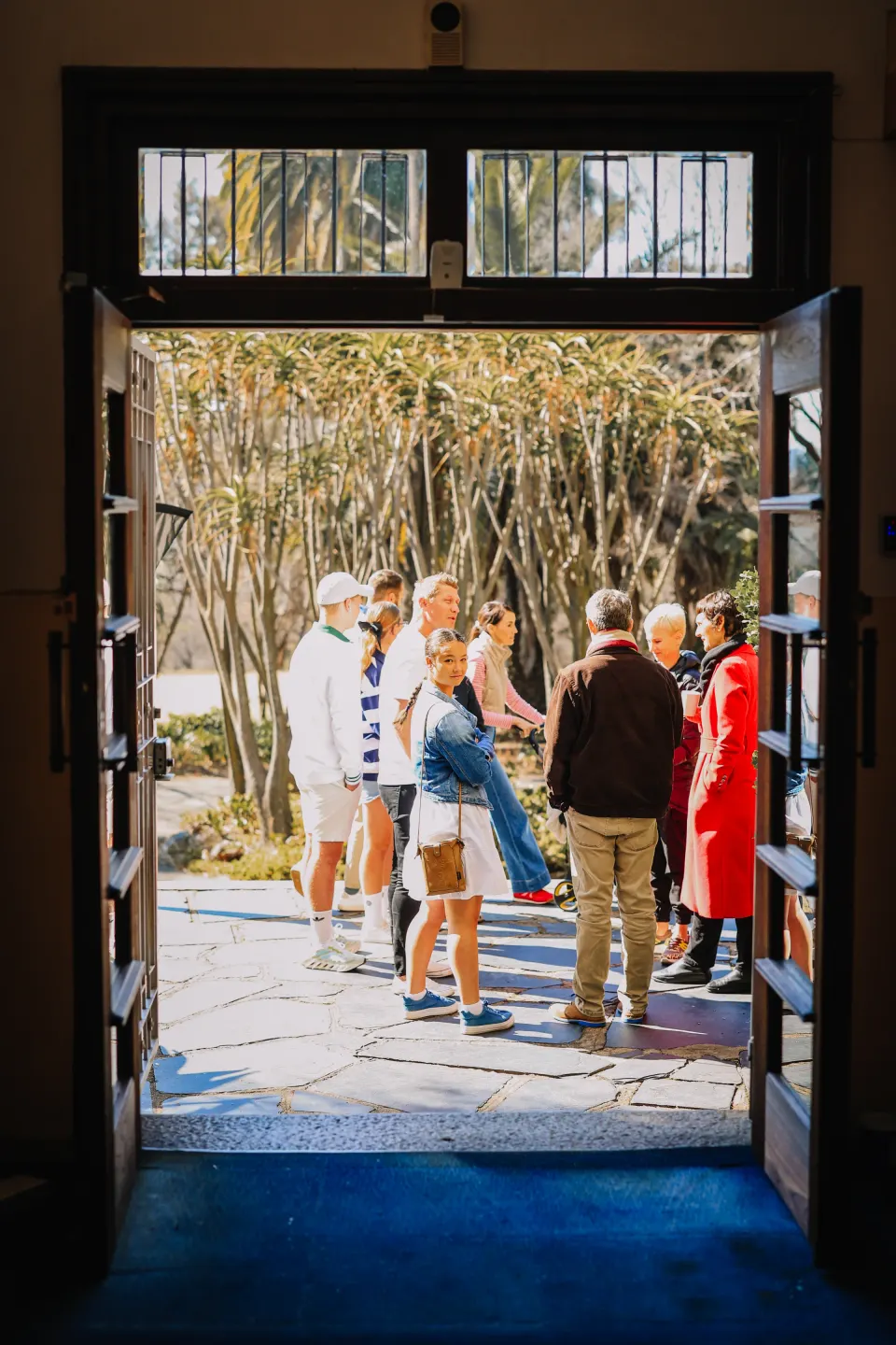Mense van die My Kerk-gemeenskap wat saam kuier.