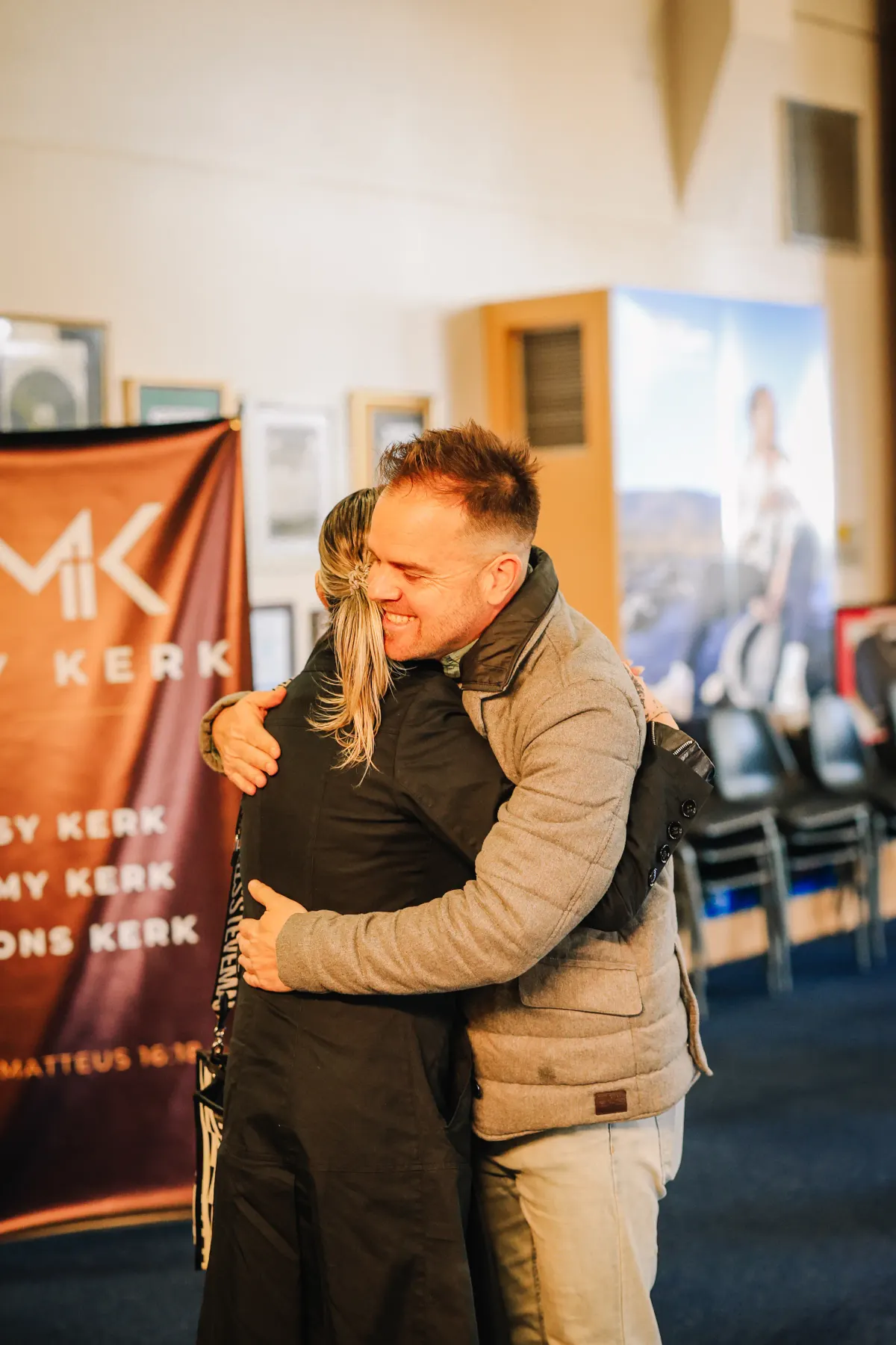 ’n Warm groet in die My Kerk-voorportaal.