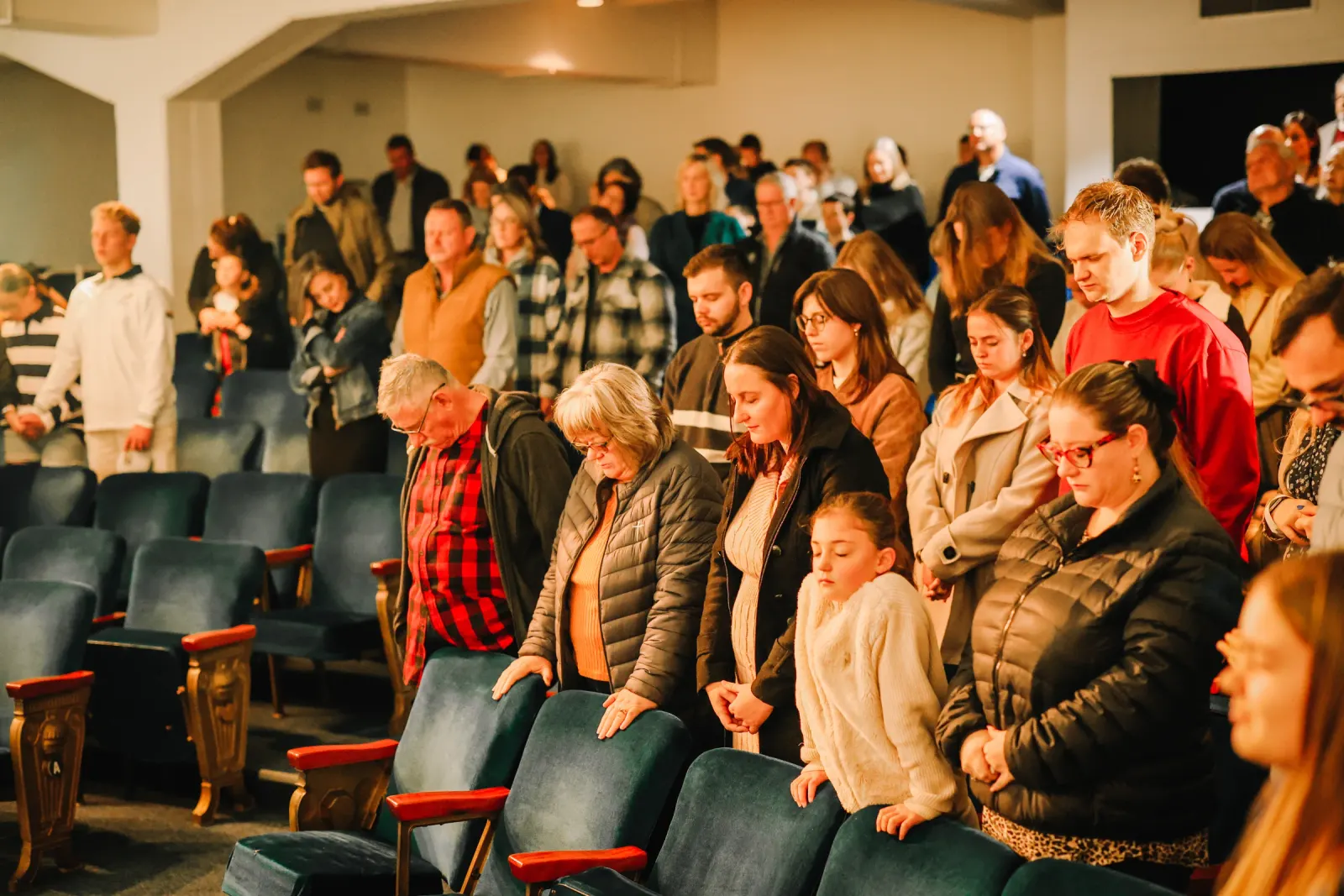Mense wat saam in die My Kerk-diens staan.