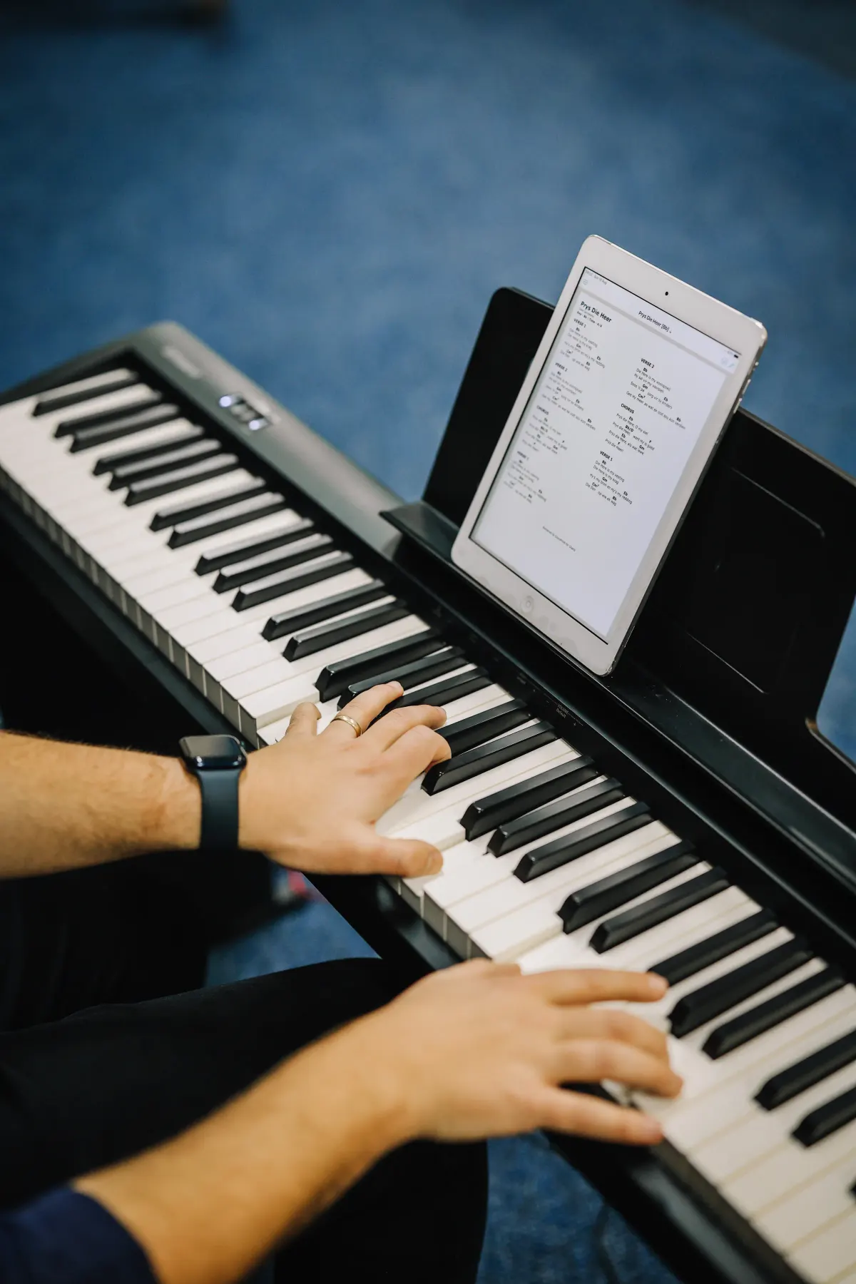 ’n Musikant van die My Kerk-span tydens die diens.