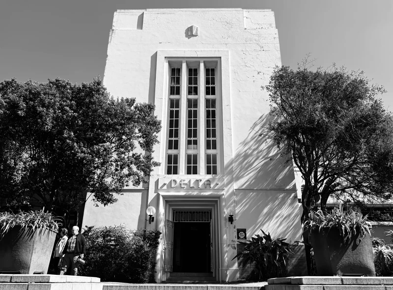 Die vooraansig van Whirlwind Theatre by Delta Park, waar My Kerk ontmoet.